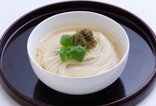 4日間の熟成が生むコシとのどごし。とろろ昆布と三つ葉が香る、上品な稲庭うどん