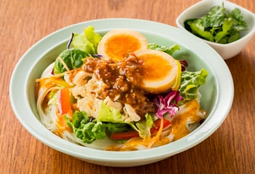 ～花椒のしびれる辛さが食欲をそそる！～担々風たまごのサラダめん