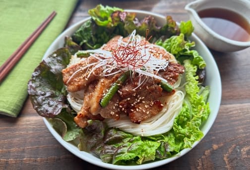 「めんつゆ」の旨味で箸が止まらない！にんにくとごま油が効いた焼肉サラダそうめん