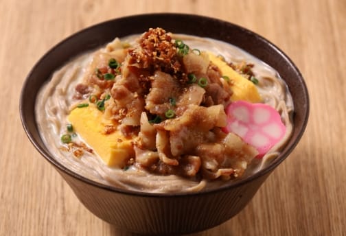 前回大会総合グランプリ考案！ 絶品！玉子に乗った山盛り豚すきのあま旨そば