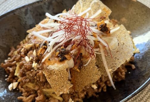 パリッパリの羽根つき餃子と味わうシビ辛汁なし坦々まぜそば