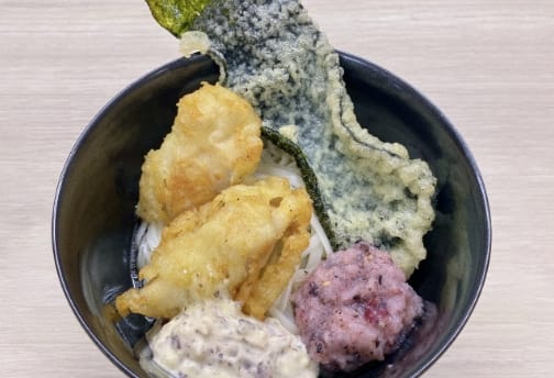 カリカリ梅おろしとカリカリ梅タルタルで食べるぶっかけ天ぷら稲庭うどん