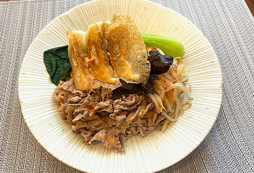 汁なし麻辣湯 ～羽根つき餃子贅沢盛り～