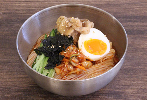 旨味たっぷり焼きケチャ豚肉炒めをトッピングしたさっぱり「かけトマ」 ビビン素麺