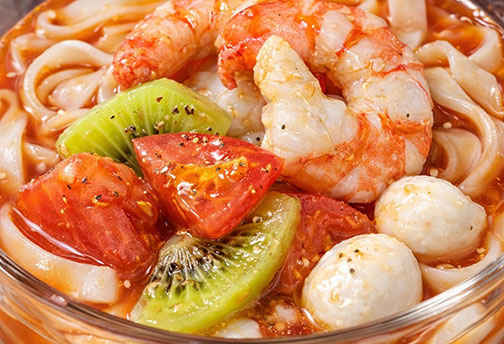 海老とトマトとキウイフルーツのマリネ タリアテッレ風きしめん