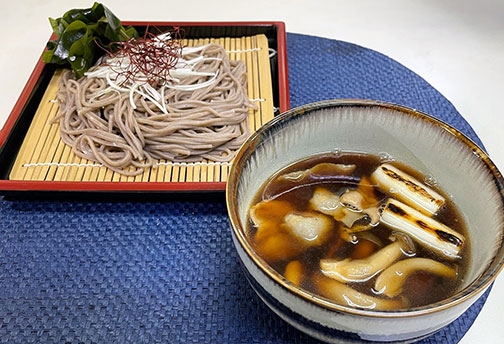 (株)松栄の肉厚三陸産わかめをトッピング！【焦がしネギとしめじの肉汁つけそば】