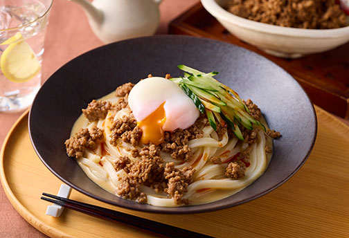 めんつゆ仕立てのコク旨肉そぼろが食欲そそる！汁なし坦々うどん
